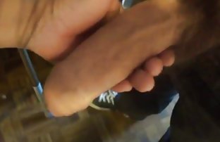 XXX 一个穿着游泳衣的灰发女人看着一个隐藏的相机
