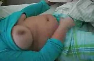 XXX 胖乎乎的屁股艾琳蹲在她的女朋友的公鸡恍惚
