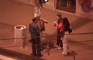 XXX 女孩们邀请了那个家伙去看望他, 并给了他一点悬念。