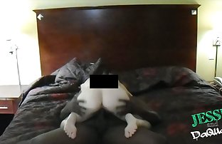 XXX 女孩看着他们的女朋友男人他妈的在一个点
