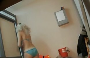 XXX 金发女郎吸着男朋友吞下了他的精子