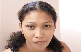 XXX 黑色妇女健美运动员与大缓冲器摆姿势