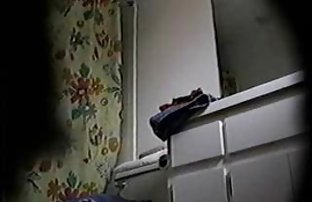 XXX 褐发女郎体验多高潮, 从玩她的振动器