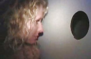 XXX 丰满的红头发的女孩吸她的男朋友公鸡和他妈的在一个骑手的姿势
