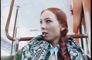 XXX 婴儿与大缓冲器显示毛茸茸的猫
