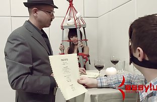XXX 女孩恍惚与巨大的上演了一个真正的奥吉亚