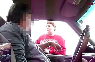 XXX 男人在圆圈里炒一个吉普赛人女人