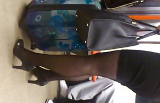 XXX 性感的小女孩在他的设备辣妹