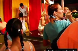 XXX 成熟的法国女人舔女人的尿
