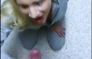 XXX 他们有一个全金发碧眼的金发女郎, 在车道上被撞了。