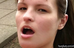 XXX 令人兴奋的家庭性爱与优雅的年轻娜塔莉与美丽的小猫