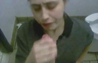 XXX 女孩命令那个家伙舔她的腿。