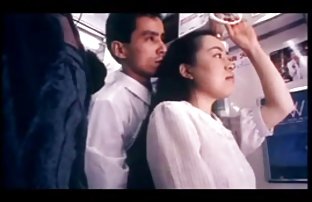 XXX 当美女收集拼图时, 男人亲吻她的脚
