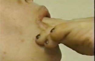 XXX 感性的女孩吸家伙在电梯里, 并得到在屁股上被撞