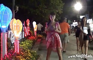 XXX 年轻的管道在两个树干咬性感的米福