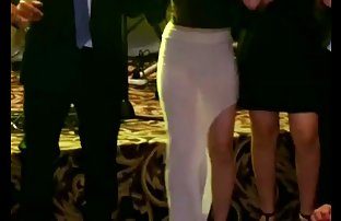 XXX 性感的黑发让在一群农民的圈子