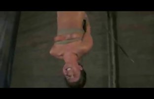 XXX 热男性轮流拉金发女郎在她的紧肛门孔