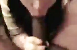 XXX 顽皮的女孩喜欢舔从胸部的精子