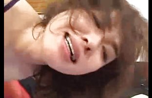 XXX 一个戴避孕套的家伙正在炸个洞。